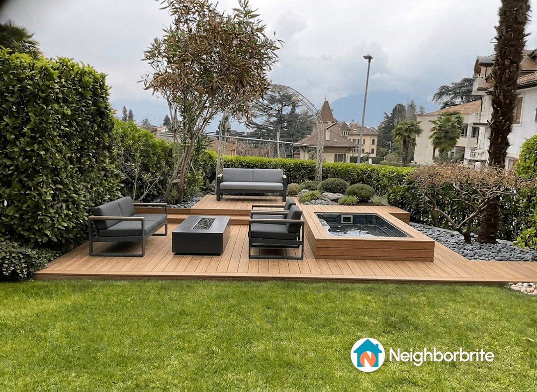 Moderne Gartenlandschaft mit Sitzgelegenheiten und Pool