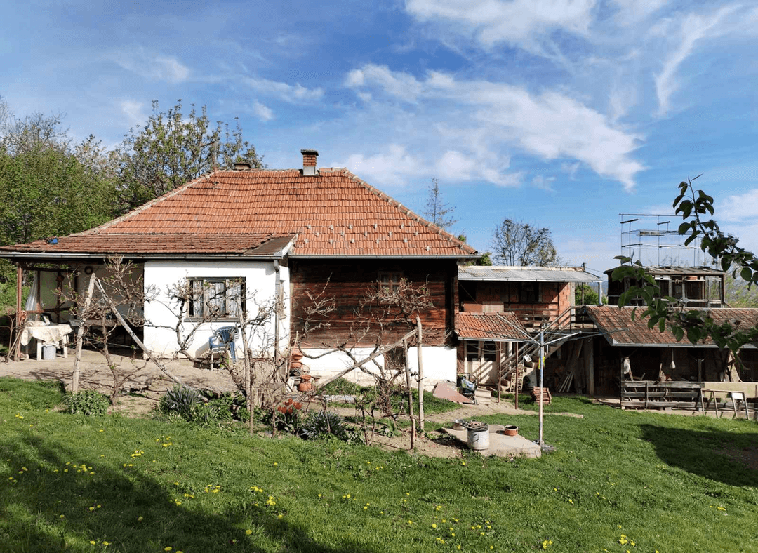 A house with wooden and white walls, seeking decorative stone ideas.