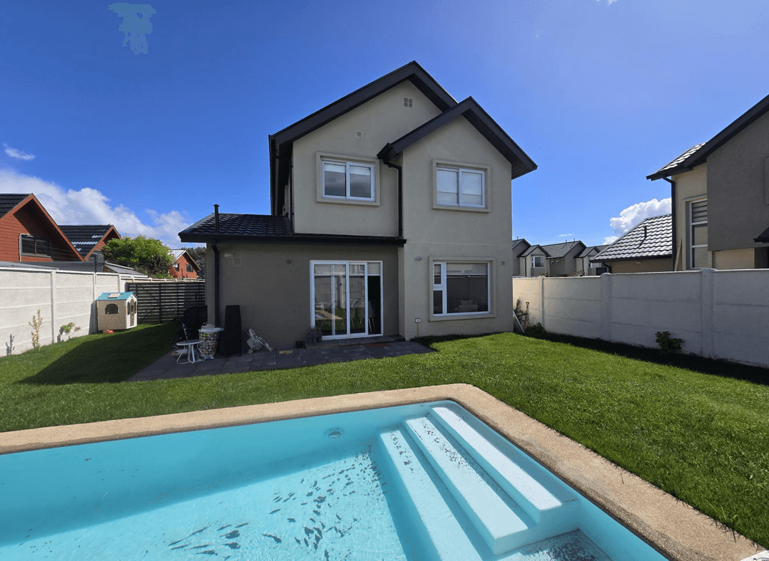 Vista de un jardín moderno con piscina y césped en Chile.