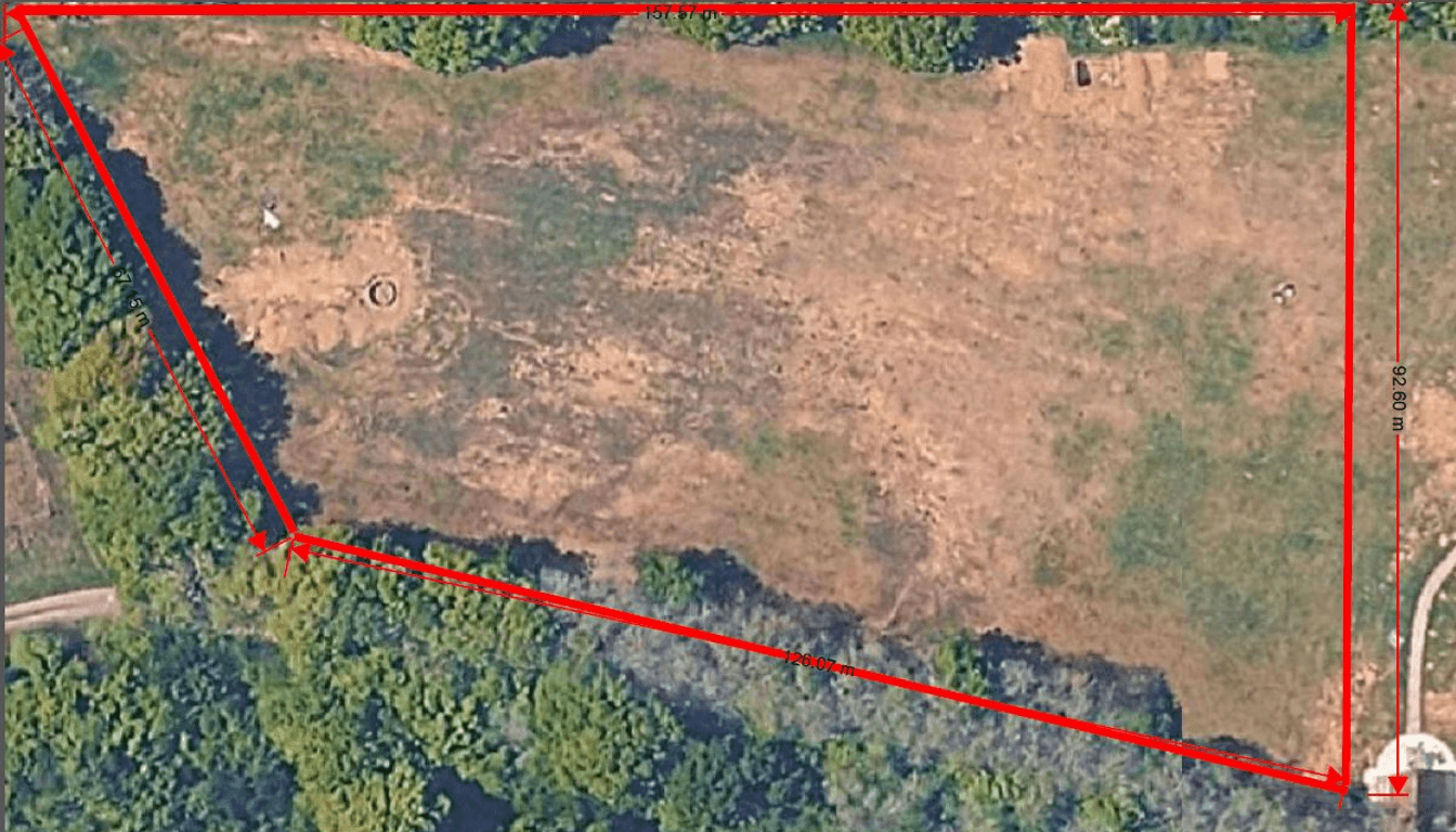 Aerial view of a large garden with dimensions marked.