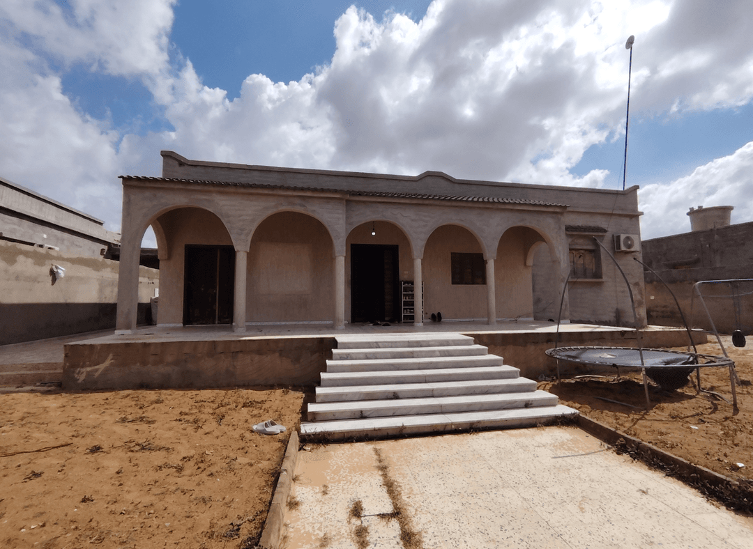 واجهة منزل مع مدخل وأقواس، بحاجة لتعديل التصميم.